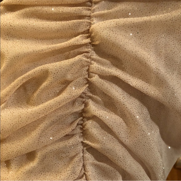 Speechless 🤩 Gold Body-con Metallic Mini Dress - Picture 5 of 8